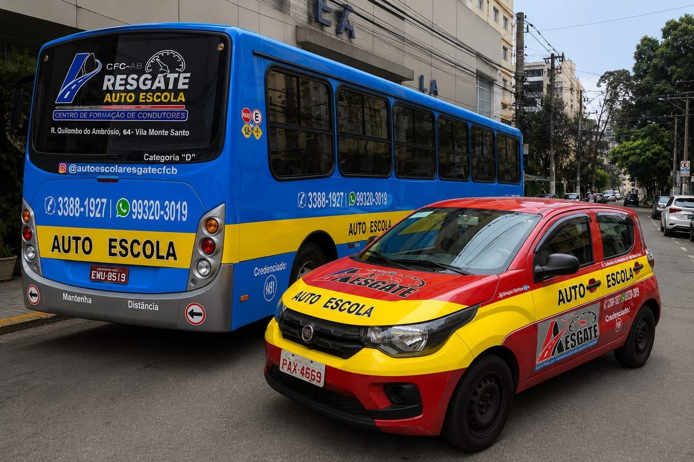Ônibus e carro da Auto Escola Resgate na frente da unidade